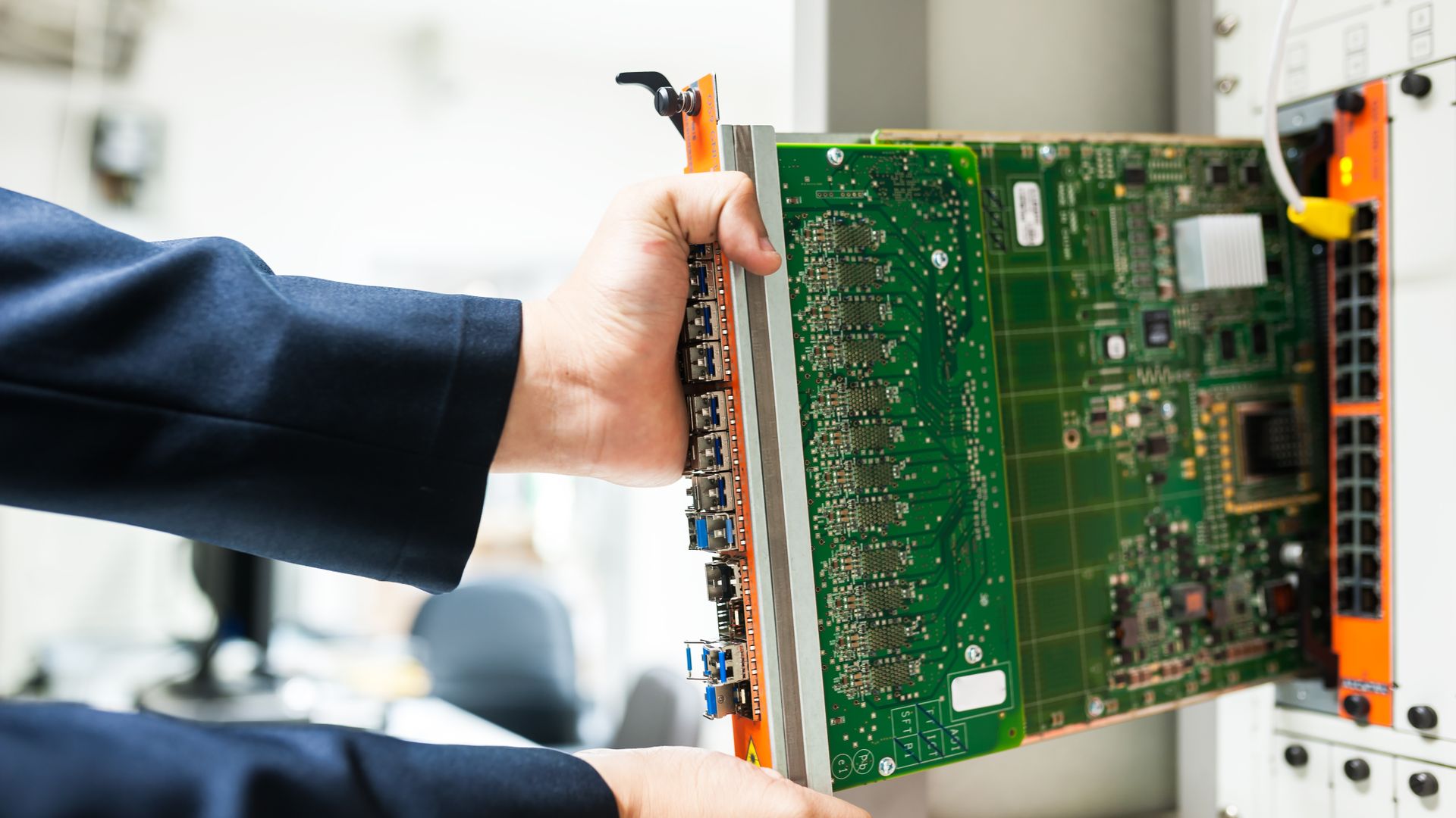 Tehnician SerIT Systems montând echipament într-un rack de servere