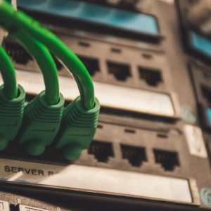 Cabluri de rețea verzi conectate în porturile unui switch